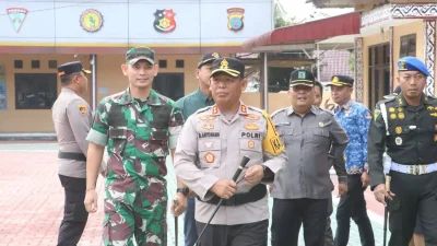 Kapolres Simalungun AKBP Marganda Aritonang memberikan arahan kepada personel gabungan Operasi Ketupat Toba 2026.