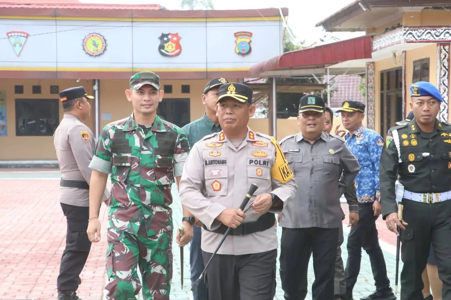 Kapolres Simalungun AKBP Marganda Aritonang memberikan arahan kepada personel gabungan Operasi Ketupat Toba 2026.