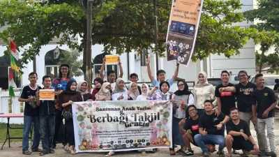 Sinergi 25 Komunitas dan Usaha Kota Perdagangan berbagi takjil dan santunan anak yatim di Masjid Agung Al-Munawwarah Simalungun.