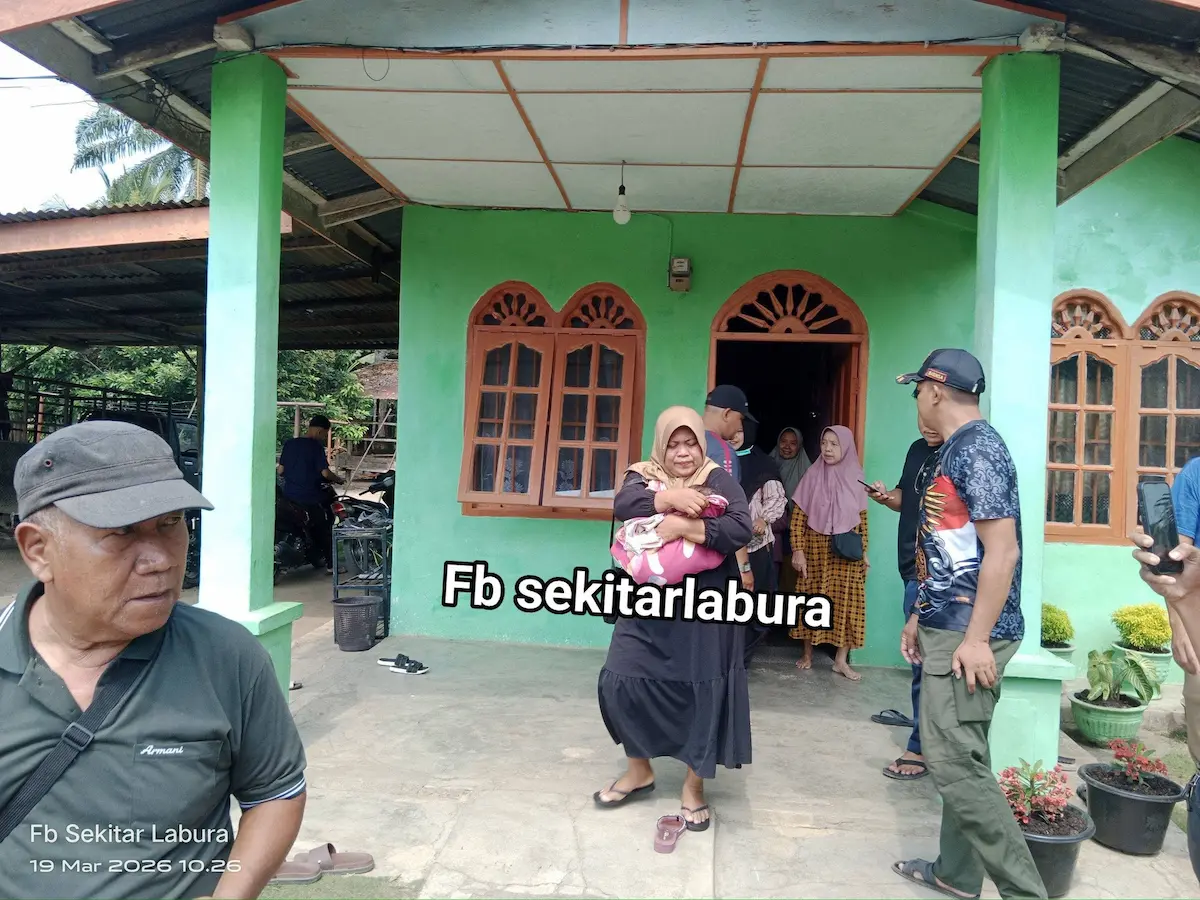 Penyerahan bayi Aisyah dari Camat Aek Kuasan kepada Ibu Bhayangkari Polsek Pulu Raja Asahan untuk pengasuhan sementara.