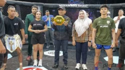 Bupati Simalungun Anton Achmad Saragih menyerahkan sabuk juara emas JrC kepada pemenang di dalam ring MMA JFC 2026 Perdagangan.