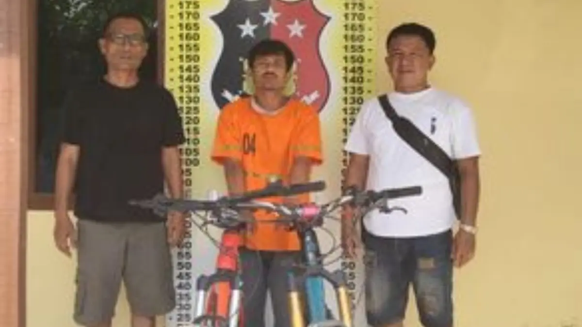 Foto tersangka pencurian TFP (26) dan barang bukti 2 sepeda gunung senilai Rp44 juta diamankan Polsek Perdagangan Simalungun.