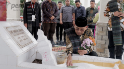 Bupati Simalungun Anton Saragih sedang berziarah dan berdoa di makam Raja Sang Nauwaluh Damanik di Bengkalis Riau.
