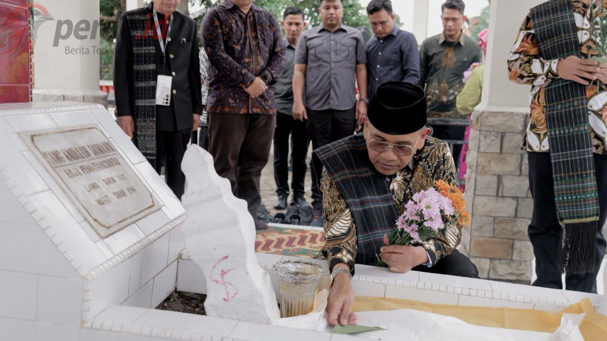Bupati Simalungun Anton Saragih sedang berziarah dan berdoa di makam Raja Sang Nauwaluh Damanik di Bengkalis Riau.