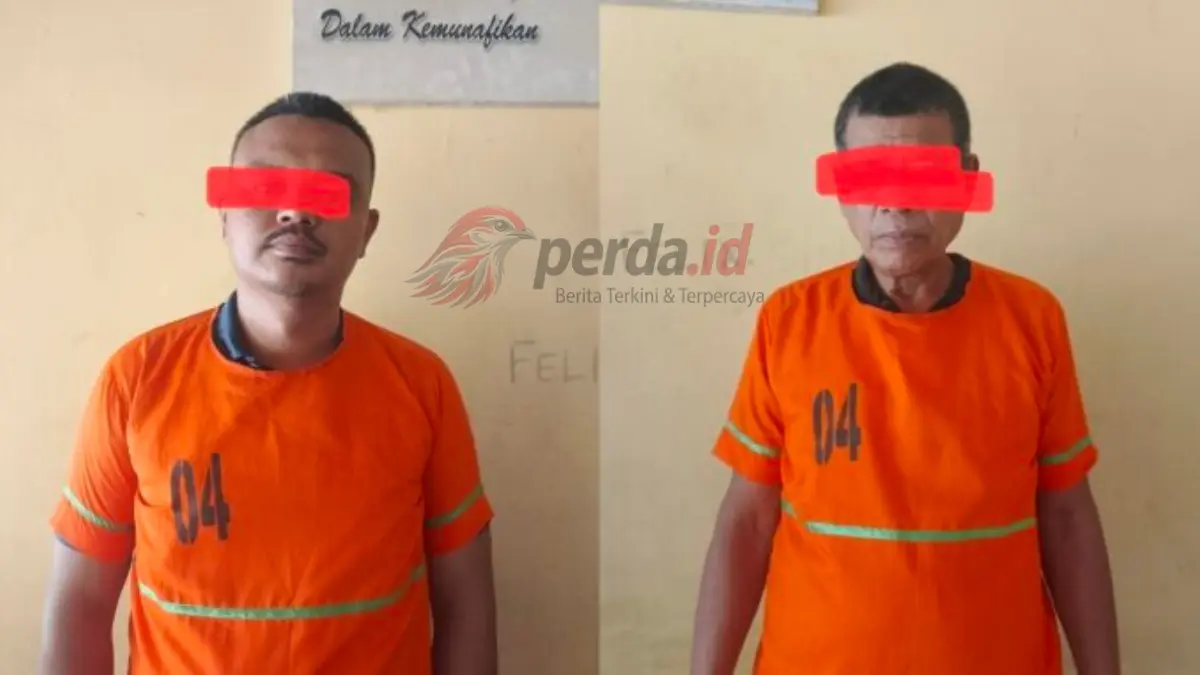 Dua tersangka penggelapan dump truck, Gugun dan Andres, diamankan di Polsek Perdagangan Simalungun.