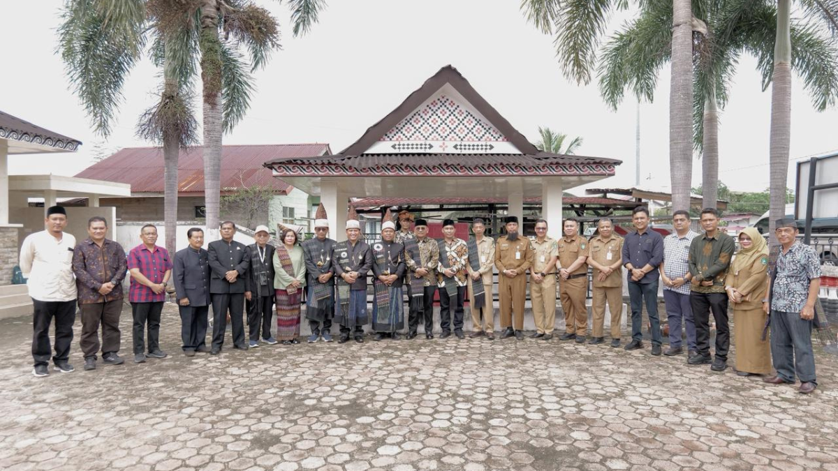 Rombongan Pemkab Simalungun dan Pemkab Bengkalis berfoto bersama di area makam Raja Sang Nauwaluh Damanik.