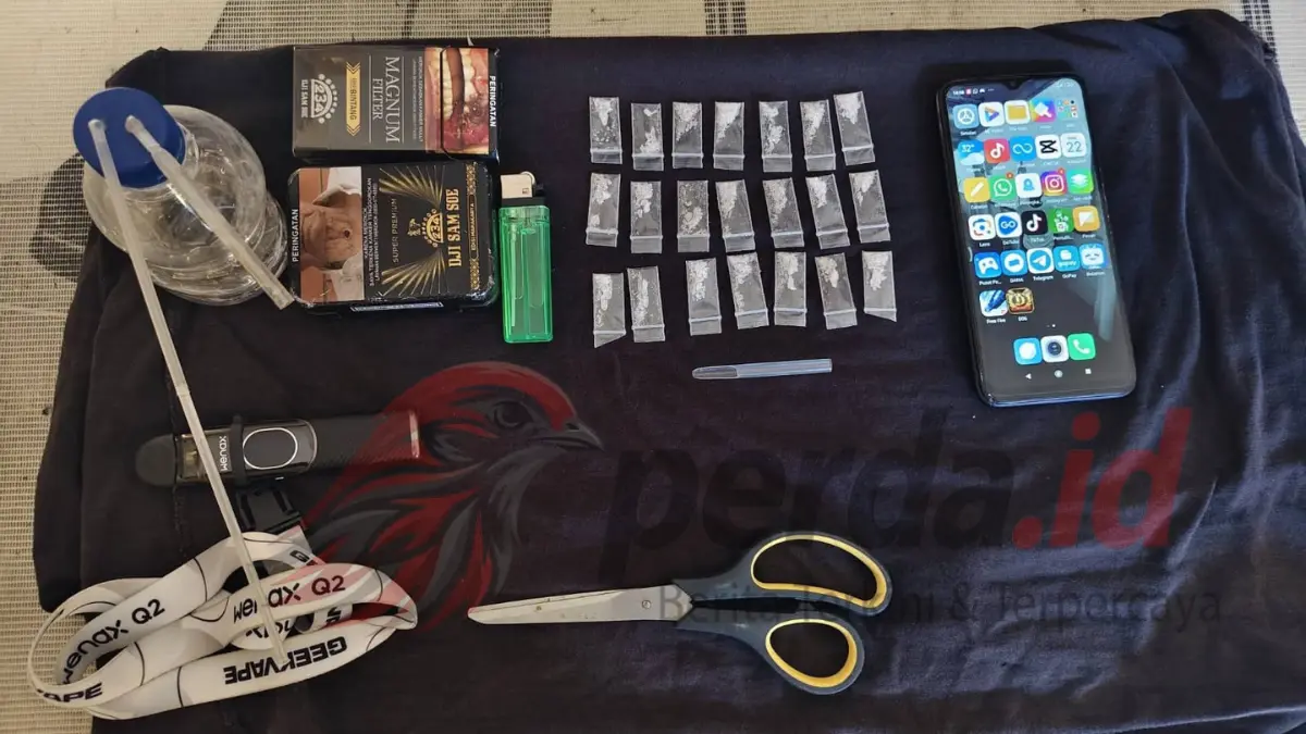 Deretan barang bukti berupa 21 bungkus plastik klip diduga sabu, alat isap bong, handphone, dan sejumlah barang bukti lainnya hasil penggerebekan.