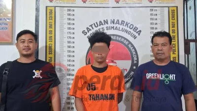 Tersangka kasus penyalahgunaan narkotika berinisial Azhari Ahmad saat berada di ruang pemeriksaan Polres Simalungun.