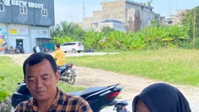 Ketua YLBH-CNI Surianto di depan Tempat Hiburan Brewzy Perdagangan Simalungun