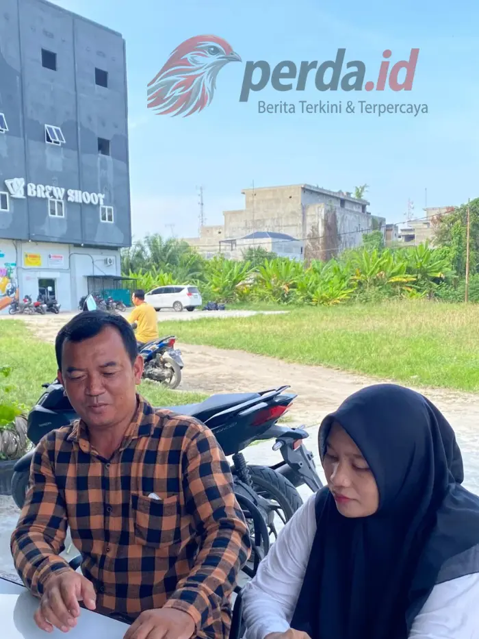 Ketua YLBH-CNI Surianto di depan Tempat Hiburan Brewzy Perdagangan Simalungun
