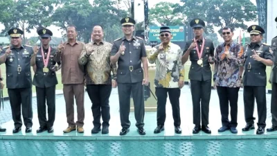 Bupati Simalungun Anton Achmad Saragih bersalaman dengan Pangdam I/BB pada Upacara Penutupan Dikmaba TNI AD di Rindam I/BB.