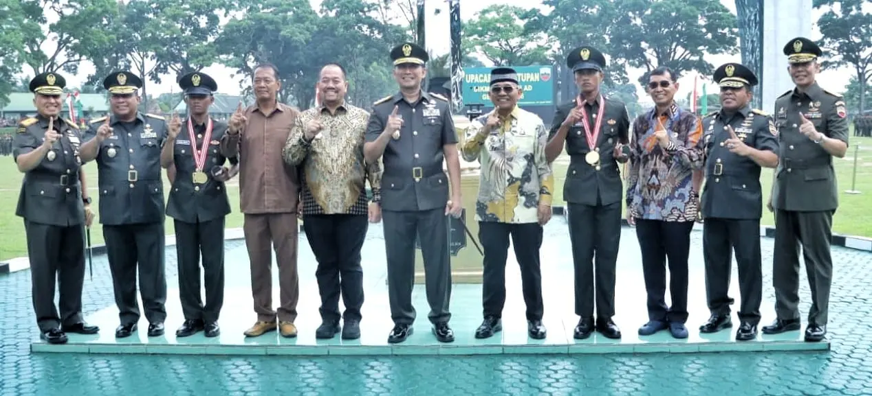 Bupati Simalungun Anton Achmad Saragih bersalaman dengan Pangdam I/BB pada Upacara Penutupan Dikmaba TNI AD di Rindam I/BB.