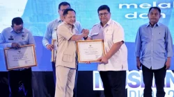 Sekda Simalungun Mixnon Andreas Simamora menerima penghargaan dari Mendagri Tito Karnavian di Musrenbang Sumut 2027.
