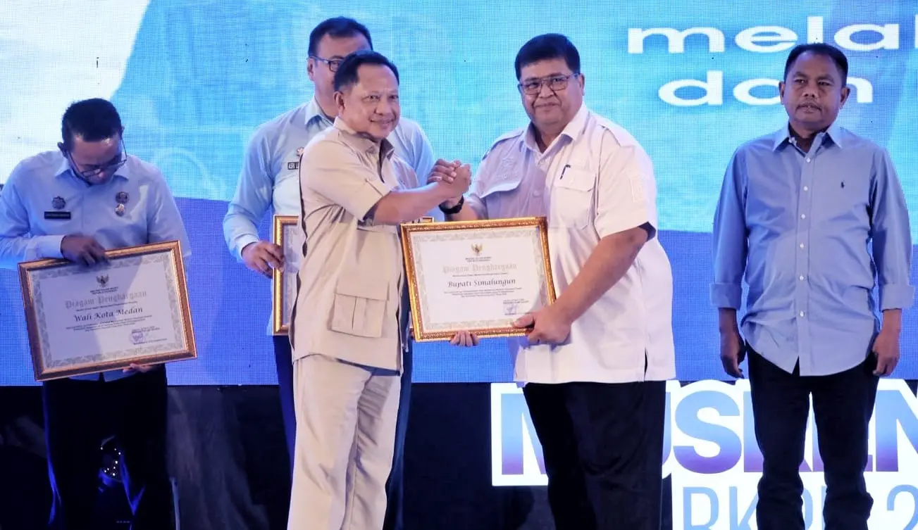 Sekda Simalungun Mixnon Andreas Simamora menerima penghargaan dari Mendagri Tito Karnavian di Musrenbang Sumut 2027.