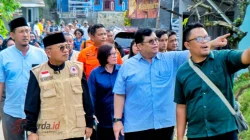 Bupati Simalungun meninjau lokasi puting beliung di Gunung Maligas dan menyerahkan bantuan kepada warga terdampak