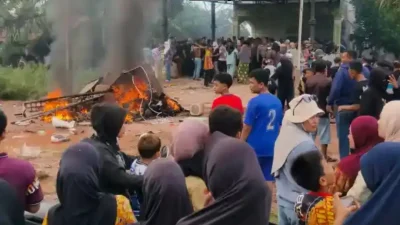 Ribuan warga Panipahan geruduk rumah terduga bandar narkoba dan Mapolsek Panipahan Rokan Hilir.