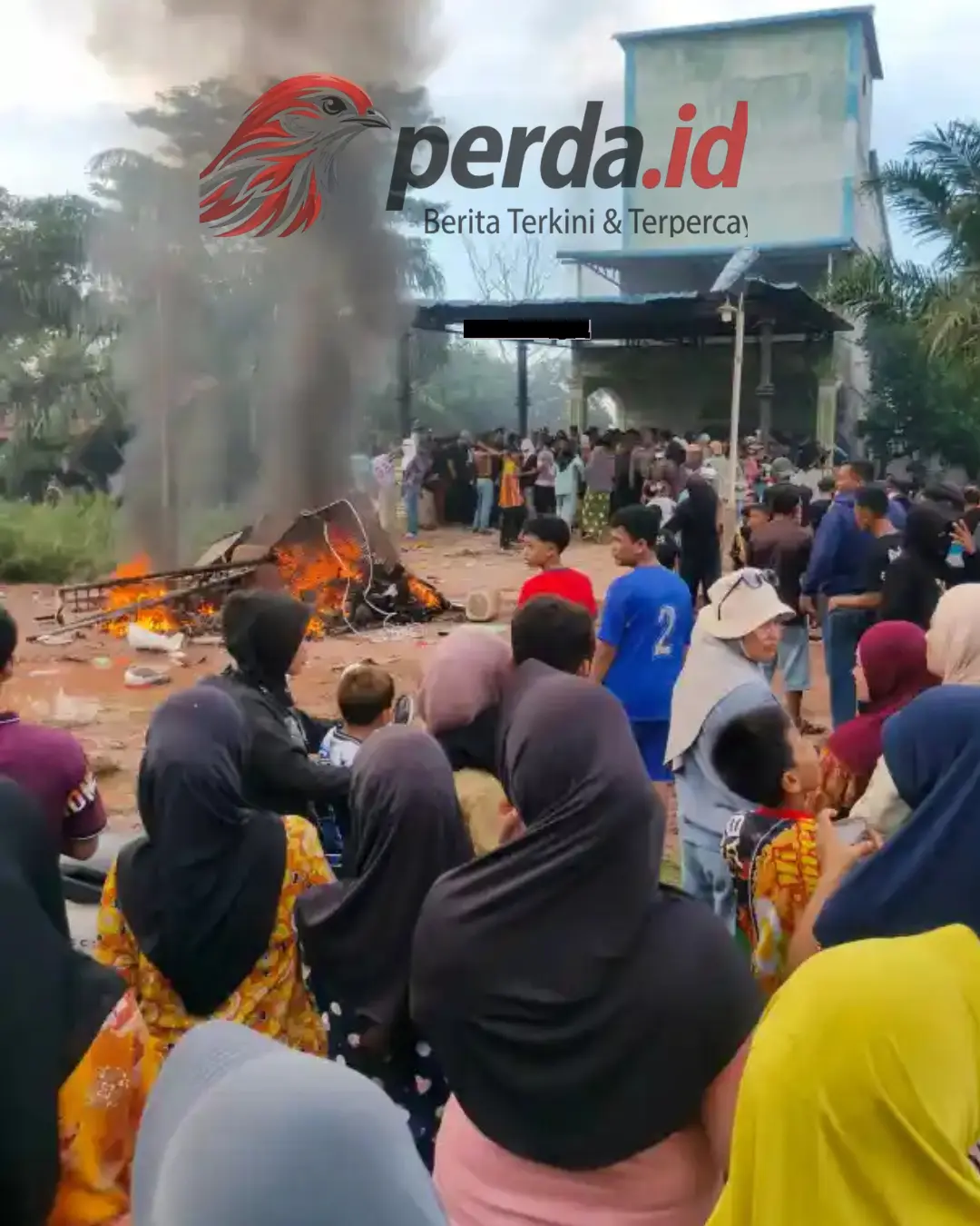 Ribuan warga Panipahan geruduk rumah terduga bandar narkoba dan Mapolsek Panipahan Rokan Hilir.