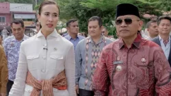 Menteri Pariwisata RI Widiyanti Putri Wardhana berbincang dengan Bupati Simalungun Anton Achmad Saragih saat meninjau RTP Pantai Bebas Parapat Danau Toba.