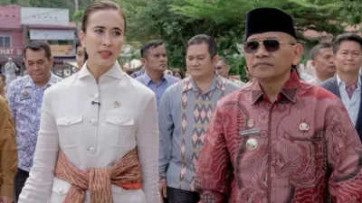 Menteri Pariwisata RI Widiyanti Putri Wardhana berbincang dengan Bupati Simalungun Anton Achmad Saragih saat meninjau RTP Pantai Bebas Parapat Danau Toba.