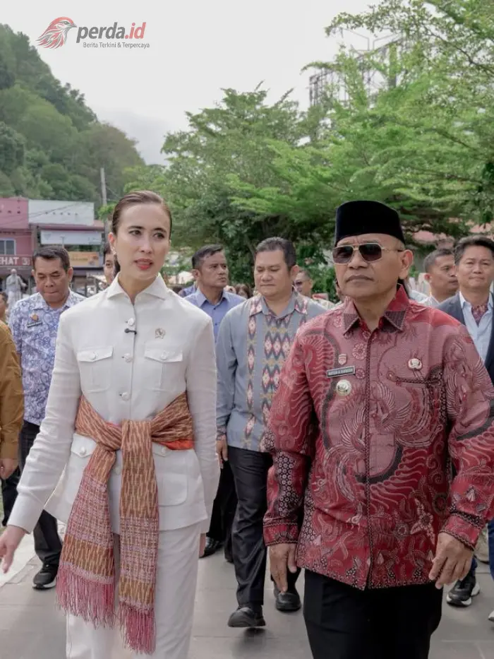 Menteri Pariwisata RI Widiyanti Putri Wardhana berbincang dengan Bupati Simalungun Anton Achmad Saragih saat meninjau RTP Pantai Bebas Parapat Danau Toba.