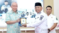 Bupati Simalungun Anton Achmad Saragih memukul gong saat pembukaan Musrenbang RKPD 2027 di Kantor Bupati Simalungun.