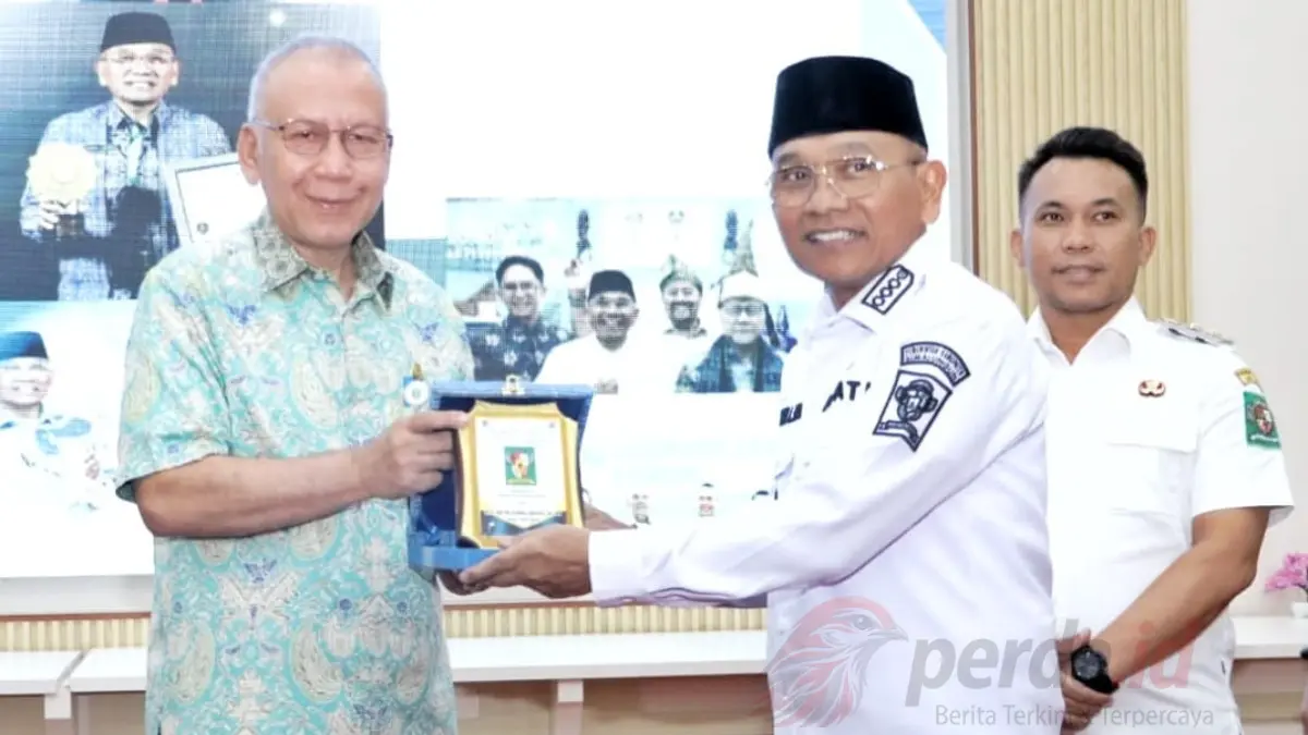 Bupati Simalungun Anton Achmad Saragih memukul gong saat pembukaan Musrenbang RKPD 2027 di Kantor Bupati Simalungun.