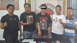 polsek Gunung Malela AKP Hengky B. Siahaan menunjukkan barang bukti sabu 2,25 gram dan tersangka Indra Kristian Silalahi hasil penangkapan di Simalungun."