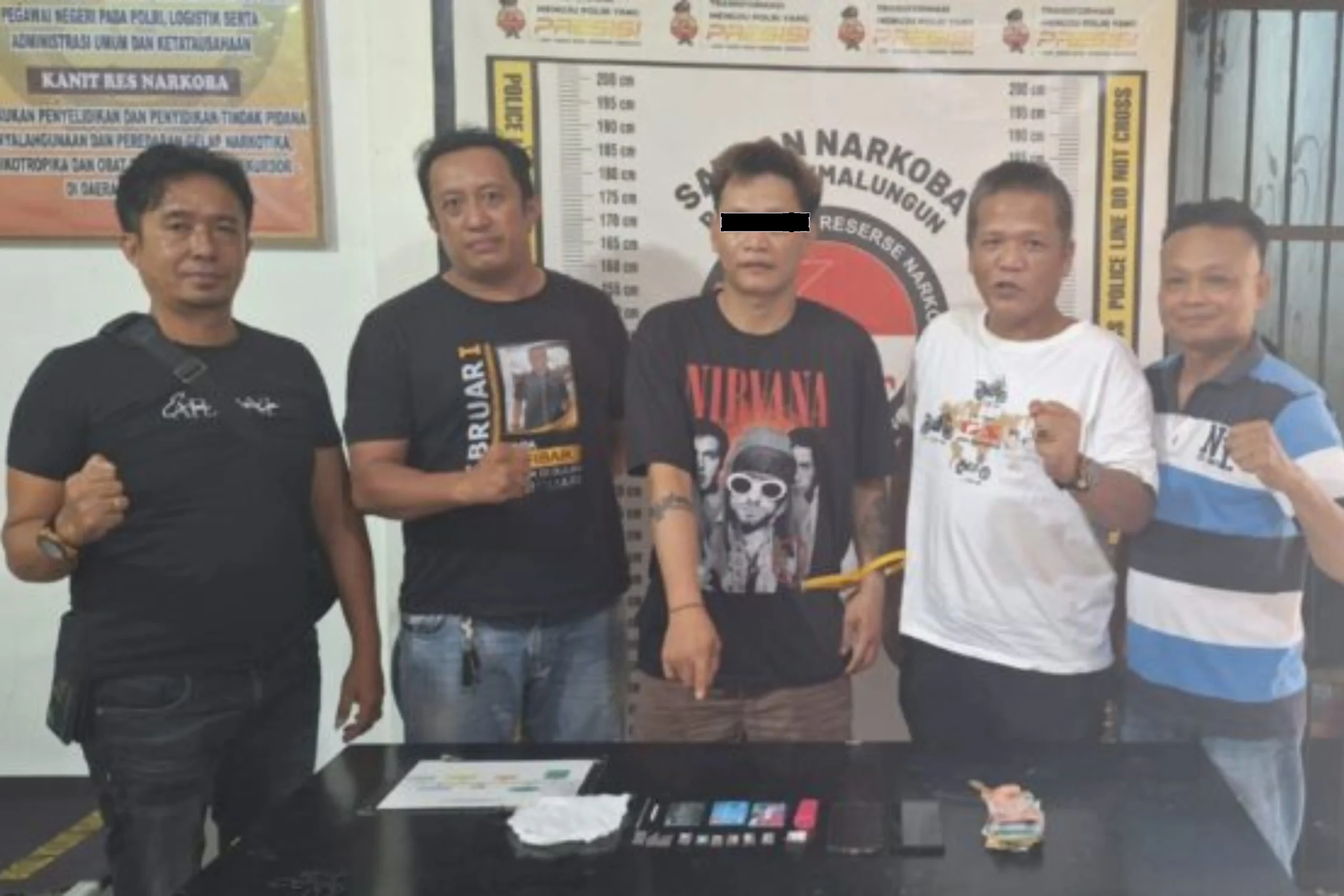 polsek Gunung Malela AKP Hengky B. Siahaan menunjukkan barang bukti sabu 2,25 gram dan tersangka Indra Kristian Silalahi hasil penangkapan di Simalungun."