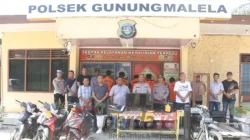 Kapolres Simalungun AKBP Marganda Aritonang tunjukkan barang bukti curanmor di Polsek Gunung Malela.