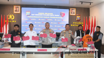 Kapolres Batu Bara AKBP Doly Nelson saat menunjukkan barang bukti kasus pembunuhan di Hotel Sorake dalam konferensi pers.