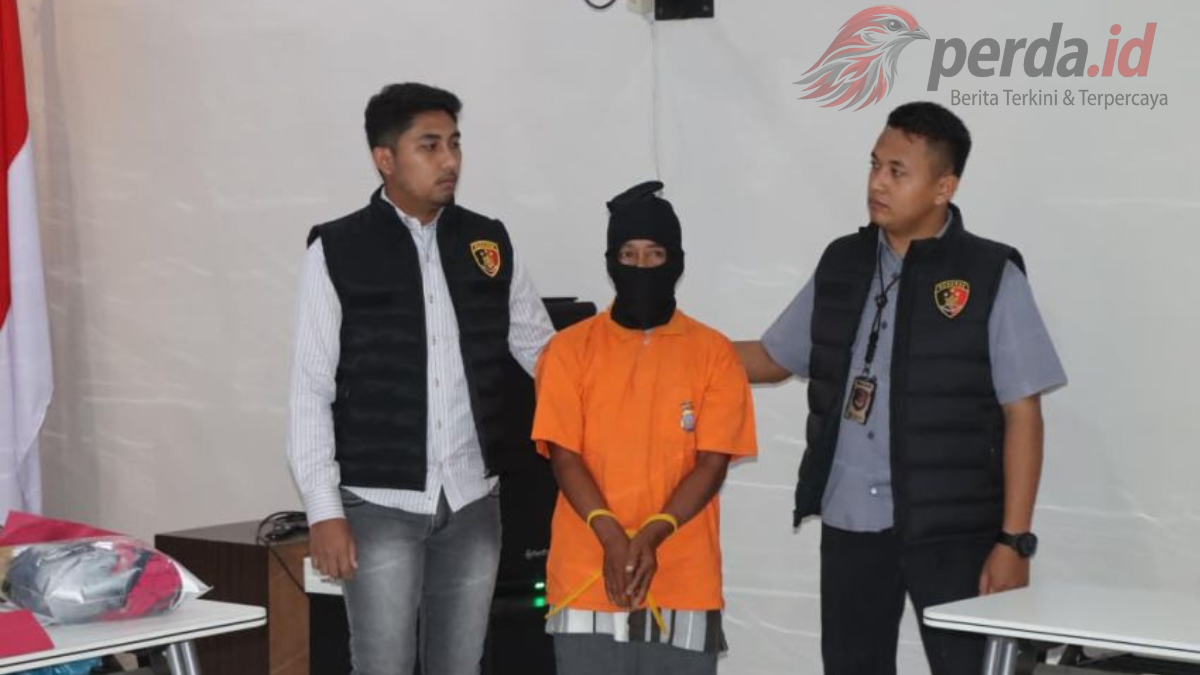 Foto tersangka pembunuhan di Hotel Sorake Batu Bara, MAA (61), berbaju tahanan oranye saat konferensi pers di Polres Batu Bara.