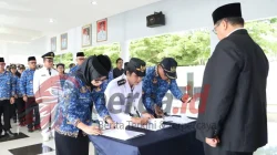Sekda Simalungun Mixnon Andreas Simamora melantik 45 pejabat administrator dan pengawas di Pendopo Rumah Dinas Bupati Pamatang Raya