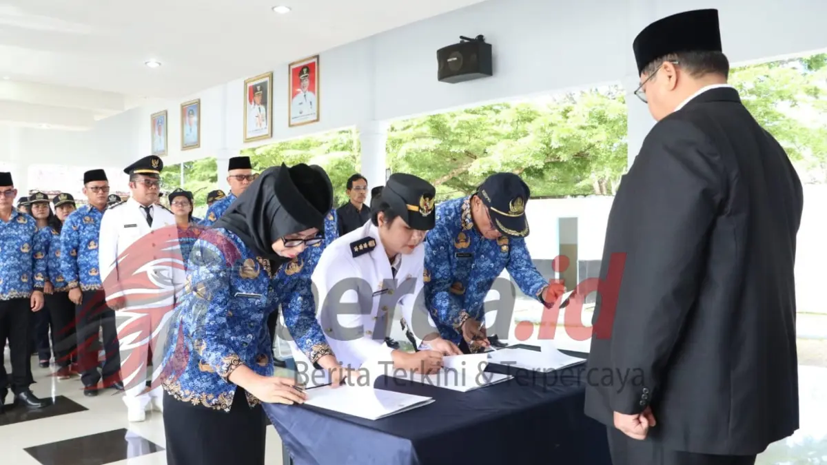 Sekda Simalungun Mixnon Andreas Simamora melantik 45 pejabat administrator dan pengawas di Pendopo Rumah Dinas Bupati Pamatang Raya