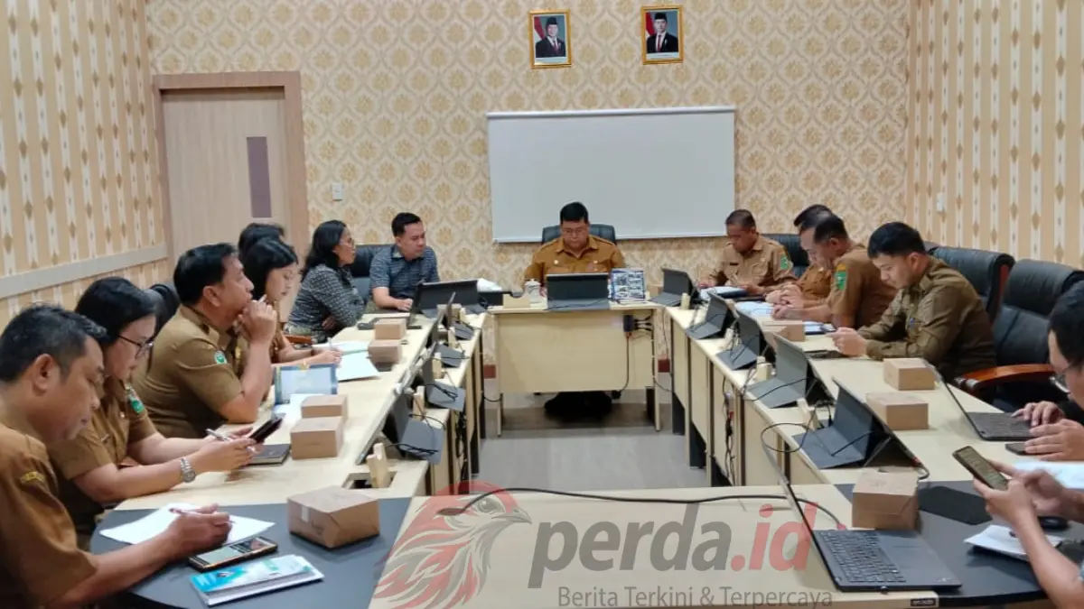 Sekda Simalungun Mixnon Andreas Simamora memimpin rapat Forum Komunikasi UHC JKN 2026