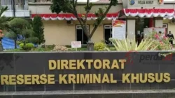 asad depan Gedung Direktorat Reserse Kriminal (Ditreskrim) Polda Sumatera Utara, lokasi pemeriksaan saksi kasus dugaan korupsi Pasar Ikan Modern Sibolga.