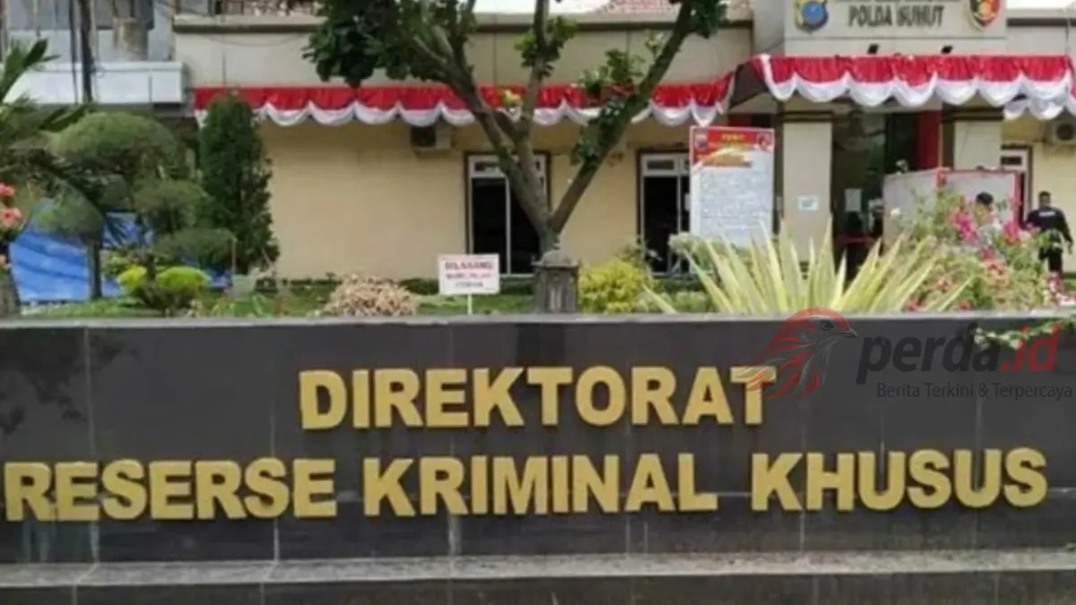 asad depan Gedung Direktorat Reserse Kriminal (Ditreskrim) Polda Sumatera Utara, lokasi pemeriksaan saksi kasus dugaan korupsi Pasar Ikan Modern Sibolga.