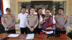 Tim gabungan Polda Sumut saat memberikan keterangan pers mengenai penangkapan komplotan begal sadis Medan Marelan dengan latar belakang barang bukti dan tersangka.