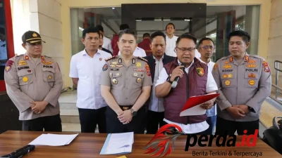 Tim gabungan Polda Sumut saat memberikan keterangan pers mengenai penangkapan komplotan begal sadis Medan Marelan dengan latar belakang barang bukti dan tersangka.