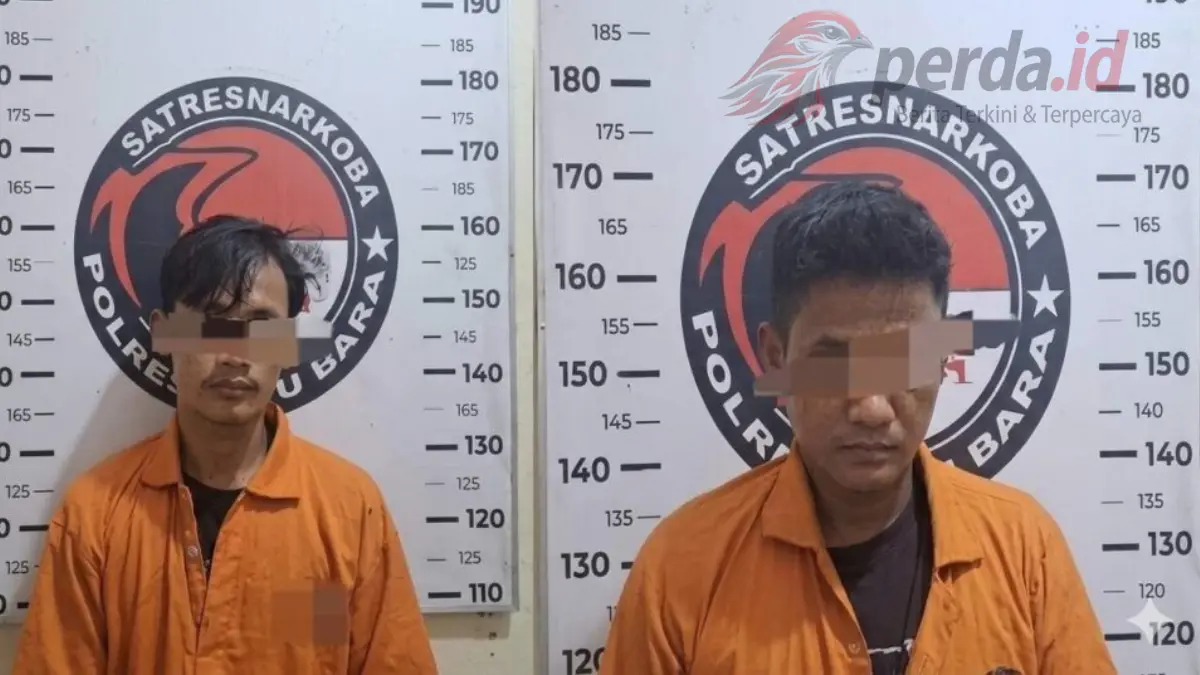 Dua tersangka pengedar sabu berinisial W dan FAP saat diamankan di Mapolres Batu Bara.