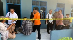 Personel Polres Batubara saat melakukan olah TKP dan evakuasi penemuan jenazah perempuan di kamar Hotel Sorake Jalinsum.