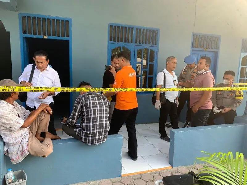 Personel Polres Batubara saat melakukan olah TKP dan evakuasi penemuan jenazah perempuan di kamar Hotel Sorake Jalinsum.
