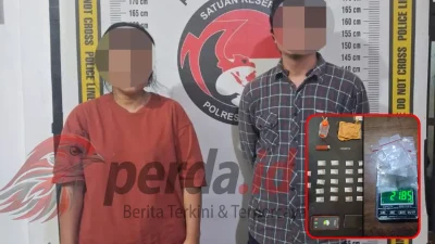 Dua tersangka pengedar sabu (Januariko dan Ravika Manik) beserta barang bukti 21,85 gram sabu saat diamankan di Mapolres Simalungun.