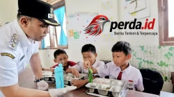 Wakil Bupati Simalungun, Benny Gusman Sinaga, meninjau kondisi dapur Satuan Pelayanan Pemenuhan Gizi (SPPG) di Kecamatan Raya saat sidak Satgas MBG.