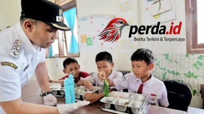 Wakil Bupati Simalungun, Benny Gusman Sinaga, meninjau kondisi dapur Satuan Pelayanan Pemenuhan Gizi (SPPG) di Kecamatan Raya saat sidak Satgas MBG.