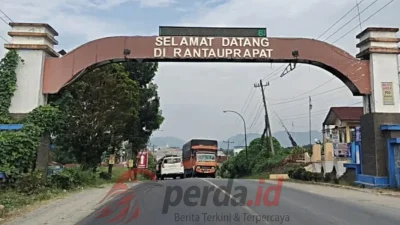 Foto Tugu Rantauprapat Labuhanbatu dengan ilustrasi viral Siti Mawarni sebagai simbol protes peredaran narkoba.