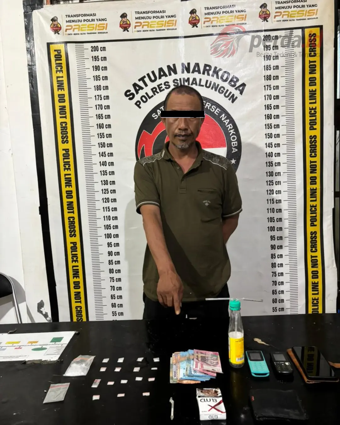 Tersangka Sanik Candra (46) bersama barang bukti sabu 13,34 gram dan alat hisap saat diamankan Sat Resnarkoba Polres Simalungun di Huta Seniu.