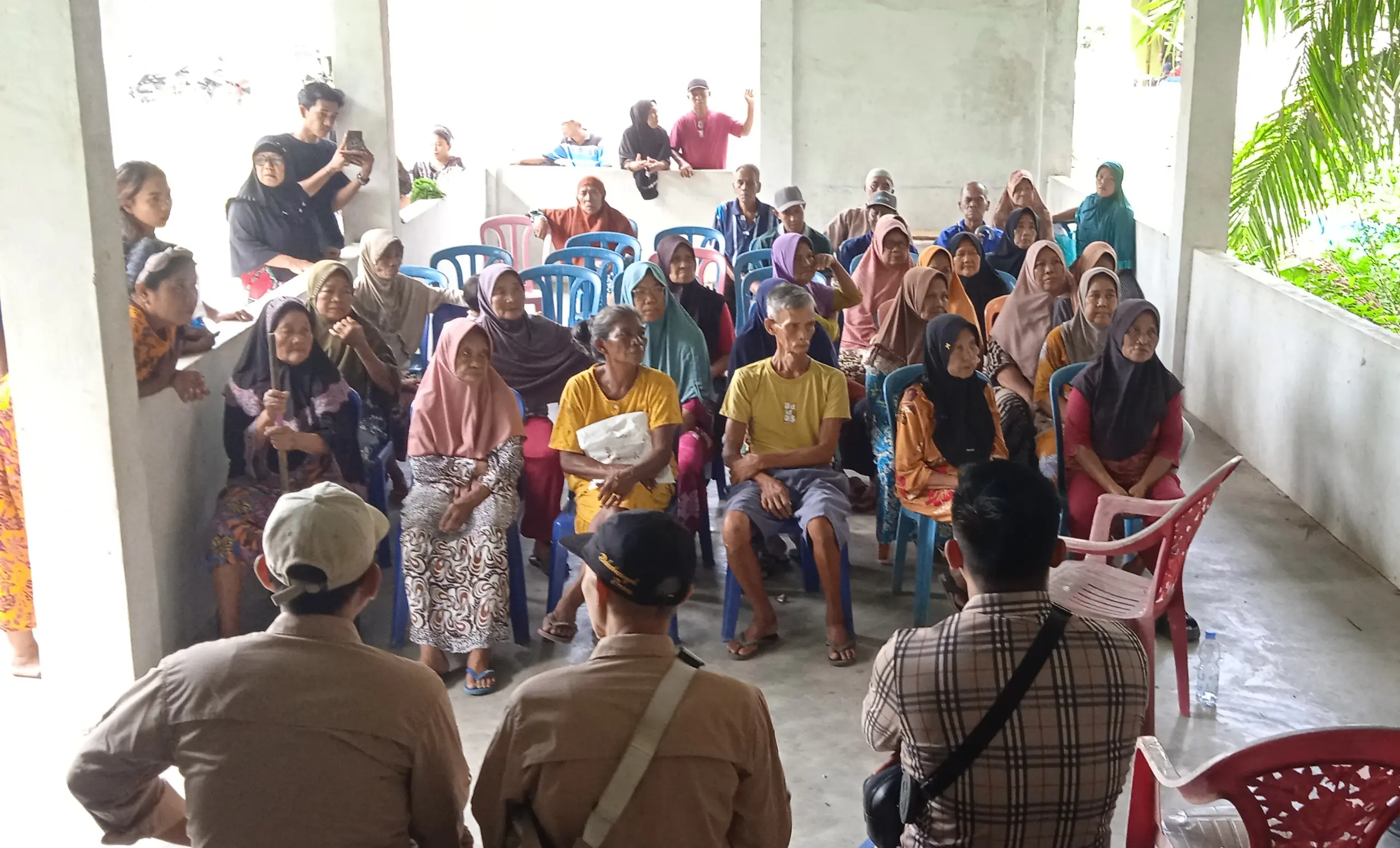 Suasana keramaian 42 KPM saat penyaluran BLT Dana Desa di Kantor Kepala Desa Perdagangan II Simalungun
