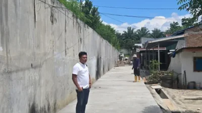 Andi Azwan Damanik, S.P meninjau hasil pembangunan jalan beton dan drainase di Nagori Perdagangan II