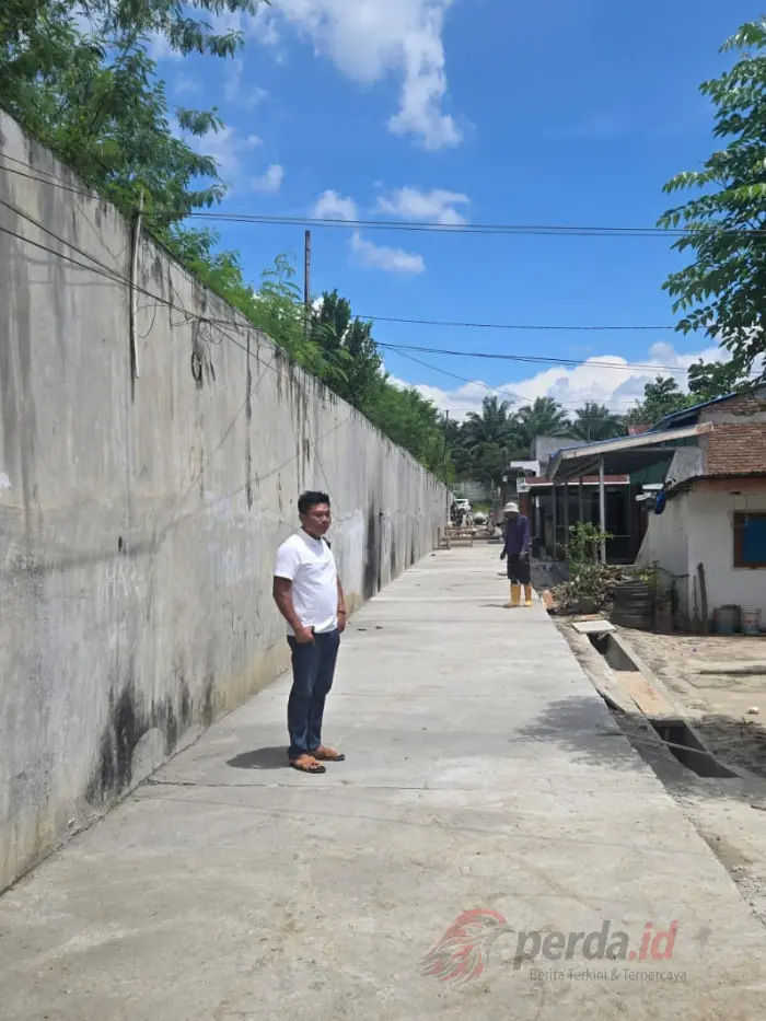 Andi Azwan Damanik, S.P meninjau hasil pembangunan jalan beton dan drainase di Nagori Perdagangan II