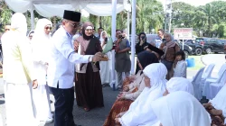 Bupati Simalungun Anton Achmad Saragih melakukan tradisi tepung tawar kepada calon jamaah haji tahun 2026 di Masjid Asy Syuhada.